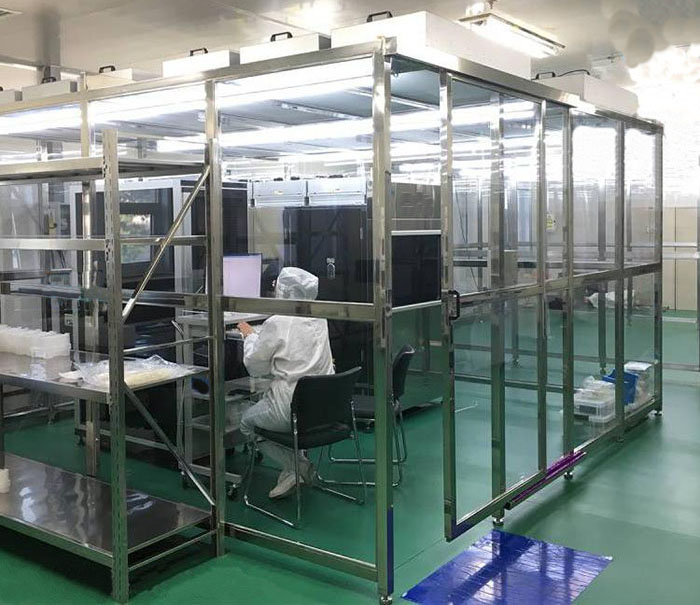 百級(jí)潔凈棚配置由FFU、初效過濾器、高效過濾器過濾，再加風(fēng)淋室、傳遞窗等凈化設(shè)備才能達(dá)到效果。