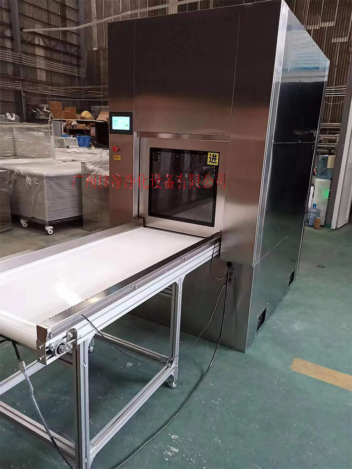 輸送帶傳遞窗還可吹淋被傳遞物品的表面，防止物品可能攜帶塵埃進(jìn)入潔凈室。