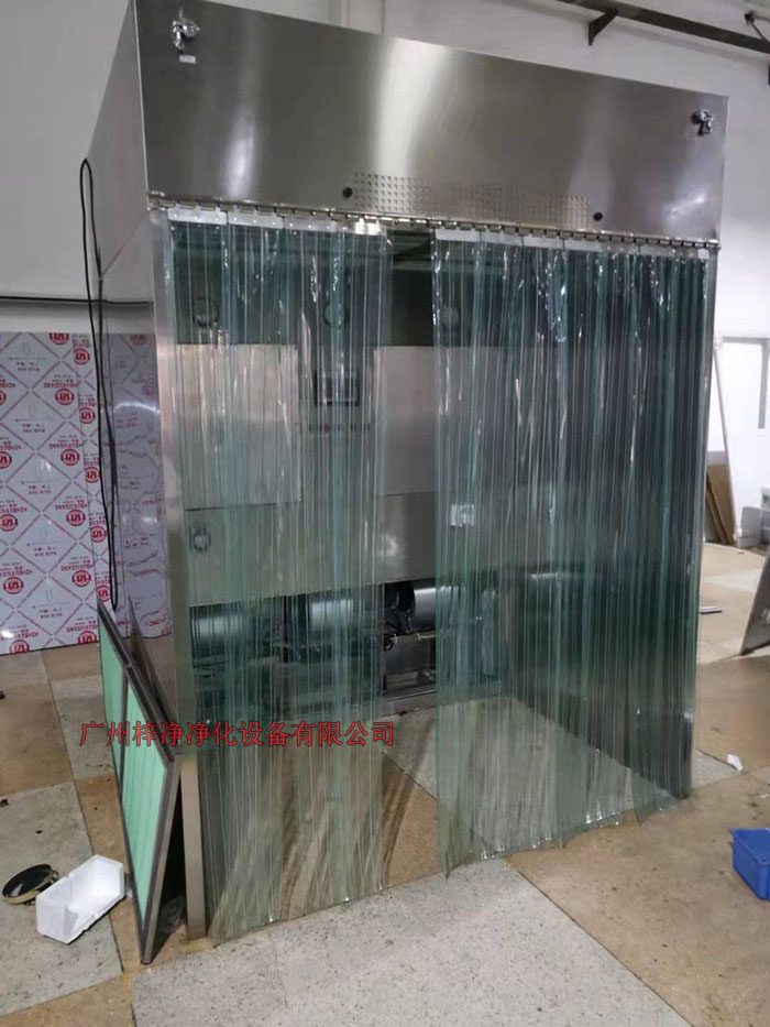 潔凈層流采樣車具體要求；從室內(nèi)空氣經(jīng)過初效過濾器，從高效空氣過濾器出風(fēng)，配無隔板高效過濾器過濾效率為：99.99@0.3μm和G4級初效過濾器，確保凈化級別，靜態(tài)100級美聯(lián)邦209E標(biāo)準(zhǔn)；