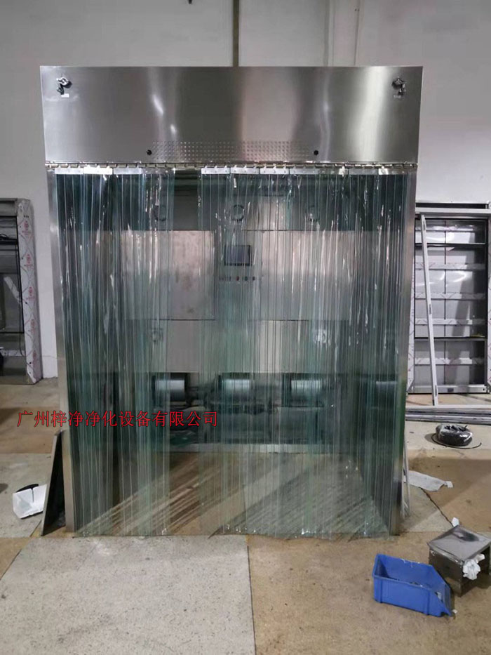 潔凈層流采樣車具體要求；從室內(nèi)空氣經(jīng)過初效過濾器，從高效空氣過濾器出風(fēng)，配無隔板高效過濾器過濾效率為：99.99@0.3μm和G4級初效過濾器，確保凈化級別，靜態(tài)100級美聯(lián)邦209E標(biāo)準(zhǔn)；