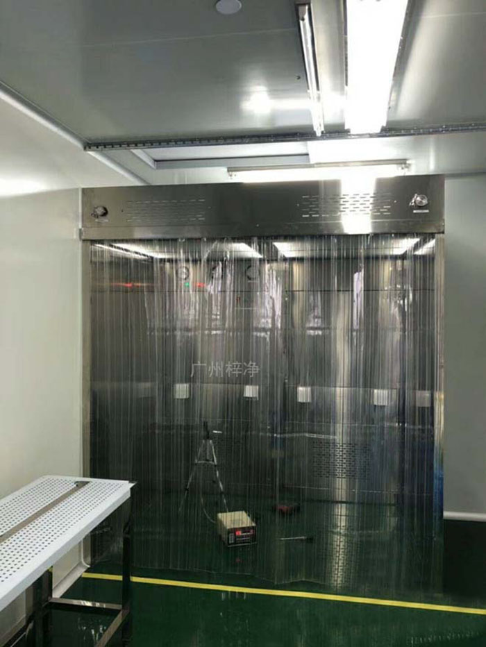 負壓稱量罩負壓稱量室內空氣經初效過濾器、中效過濾器，由離心風機壓入靜壓箱，在經高效過濾器后從氣流擴散送風單元出風面吹出