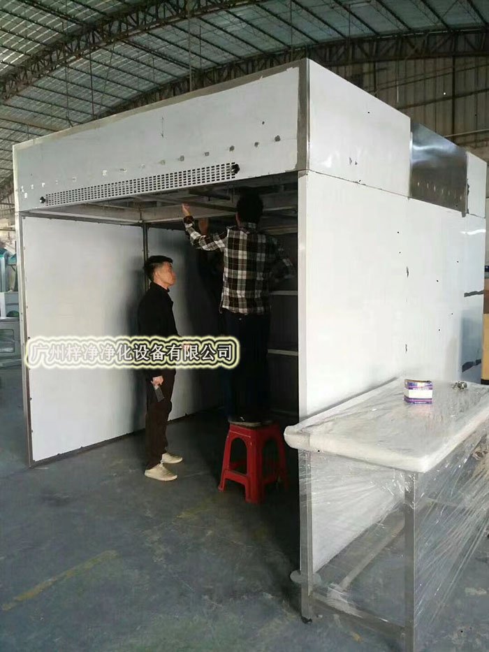 負(fù)壓稱量房又稱作負(fù)壓稱量間、負(fù)壓稱量室、負(fù)壓稱量罩或負(fù)壓稱量單元