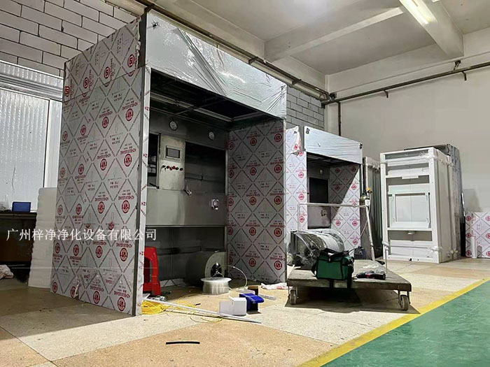 負(fù)壓稱量室在制藥行業(yè)中，潔凈室是確保藥品生產(chǎn)過程符合衛(wèi)生標(biāo)準(zhǔn)的重要設(shè)施。