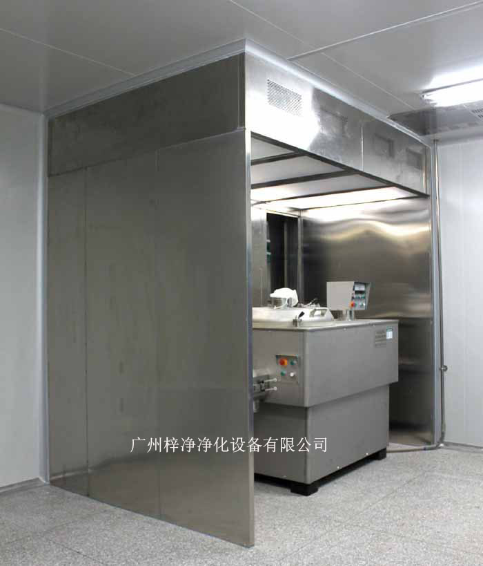 負(fù)壓稱量室由蜂鳴器、風(fēng)速傳感器、PAO注入口、DOP檢測口、中效壓差表、初效壓差表、高效壓差表、集中控制屏、防塵插座、回風(fēng)網(wǎng)孔板、排風(fēng)網(wǎng)孔、啟動(dòng)按鈕、急停、風(fēng)機(jī)箱、風(fēng)機(jī)、初效過濾器、液槽高效過濾器、照明燈具、均流膜、無隔板高效過濾器幾大部件組成的。